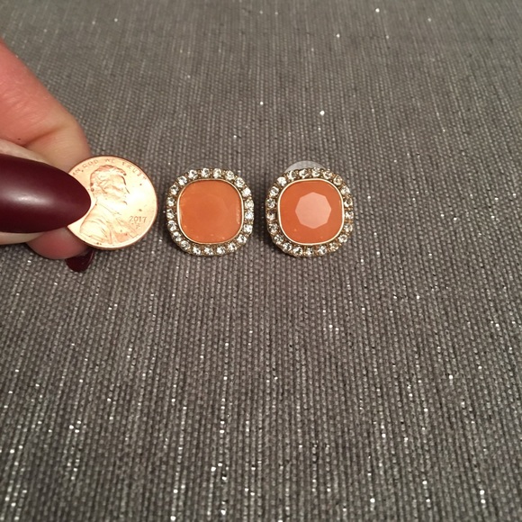 🟢 Boutique Stud Earrings - Picture 2 of 3